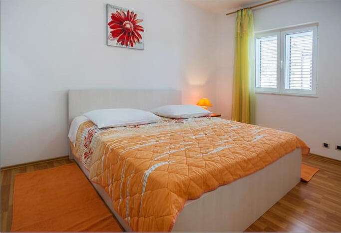 ROOM 1