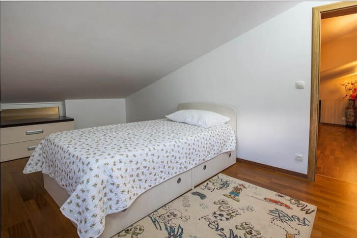 ROOM 6